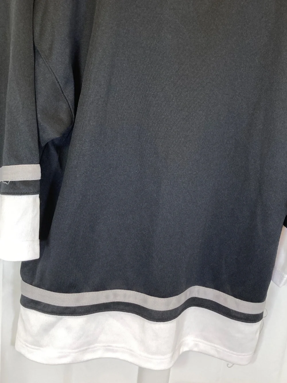 Los Angeles Kings YOUTH XL Jersey Shirt Black White 16/18 Long Sleeve V Neck